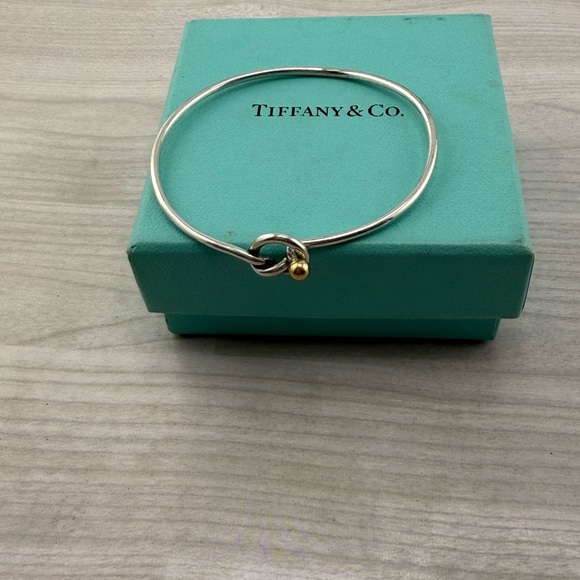 Tiffany & Co. 9.25 & 750 Yellow Love Knot Bracelet. - Picture 4 of 5